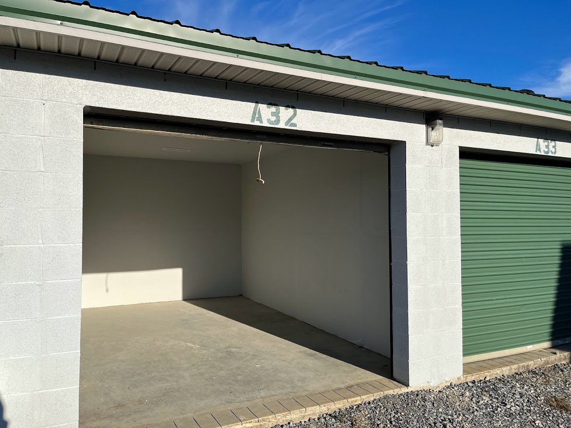 Clean Drive Up Units with Roll Up Doors